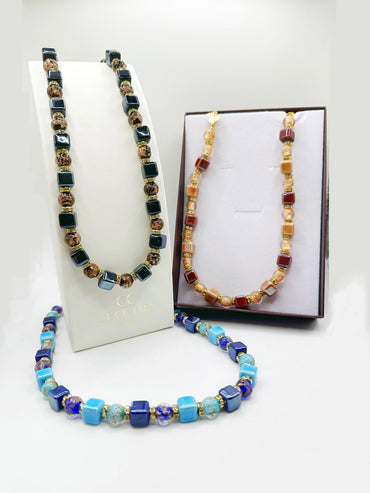 Collana Cubo con perle in vetro di Murano, ceramica e polvere d'oro, 48 cm