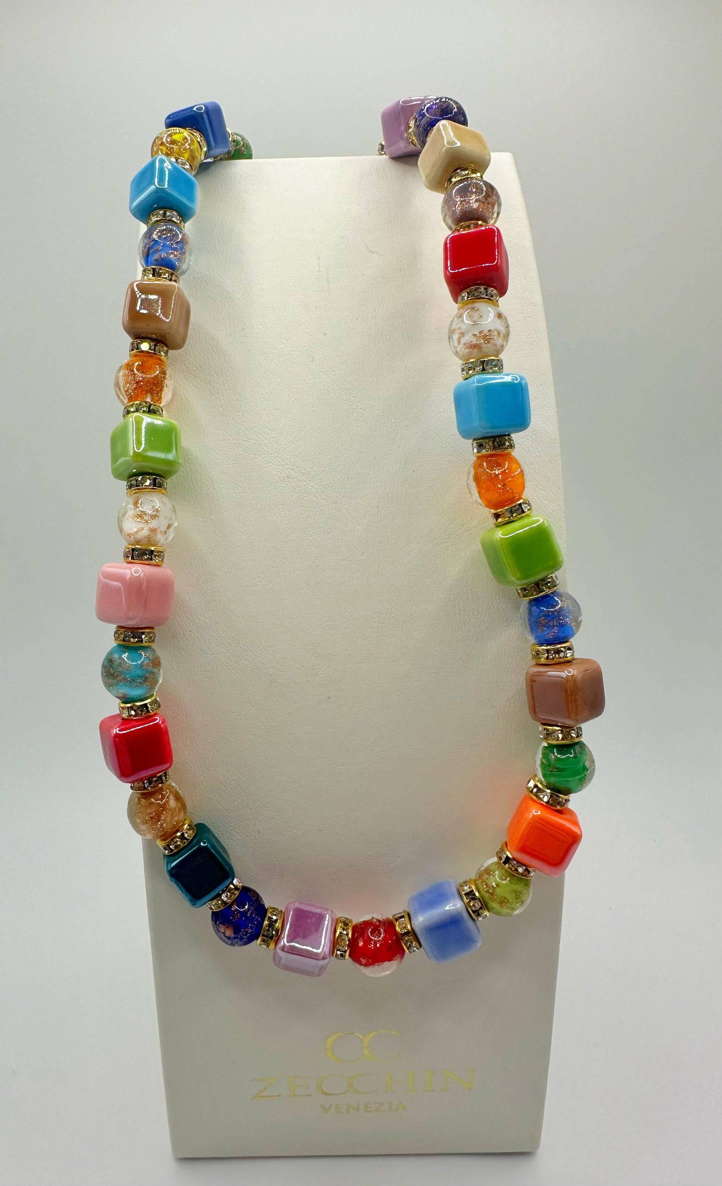 CUBO COLLANA perle in vetro di murano, ceramica e polvere d'oro Cm 48