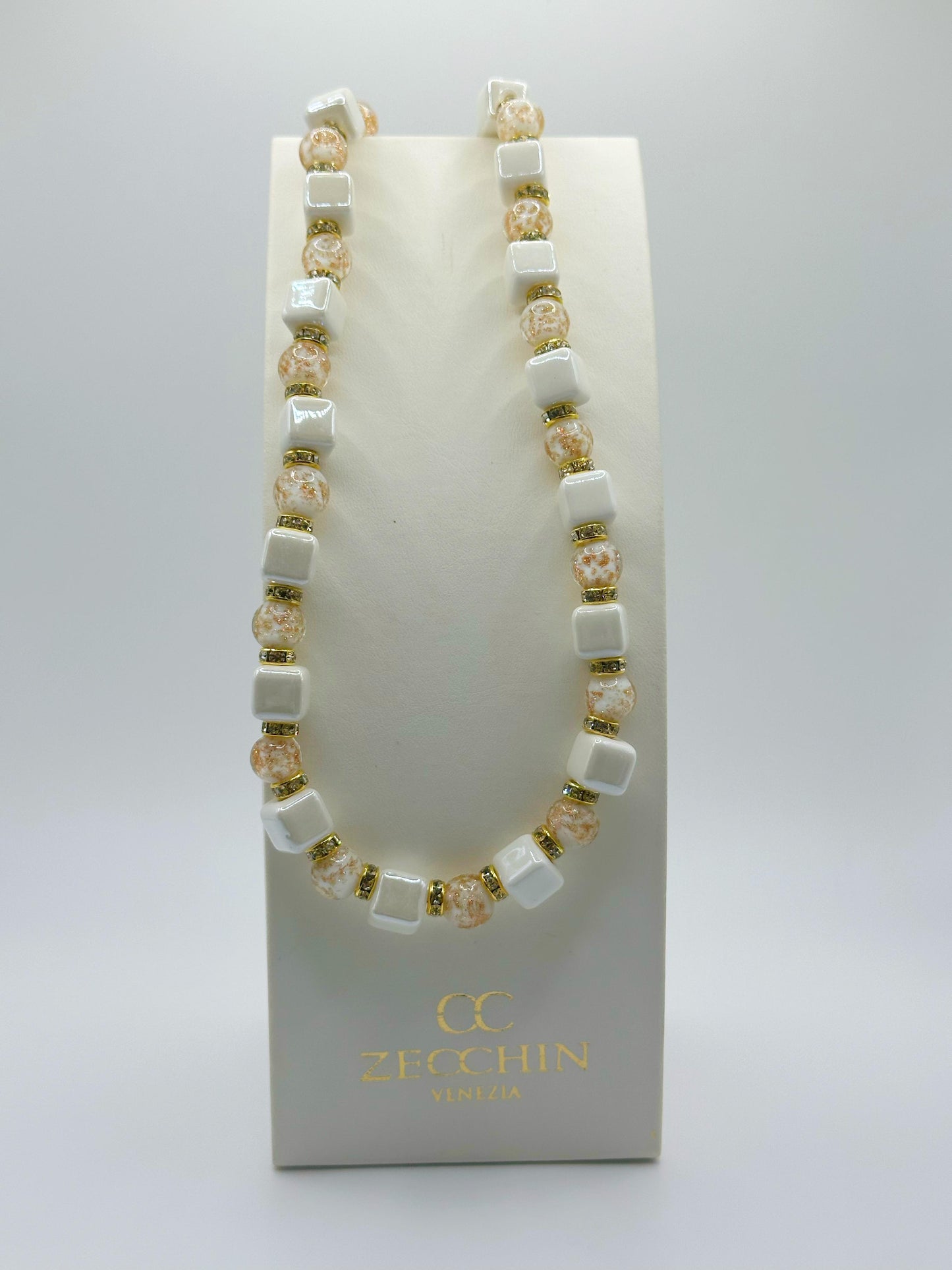 CUBO COLLANA perle in vetro di murano, ceramica e polvere d'oro Cm 48