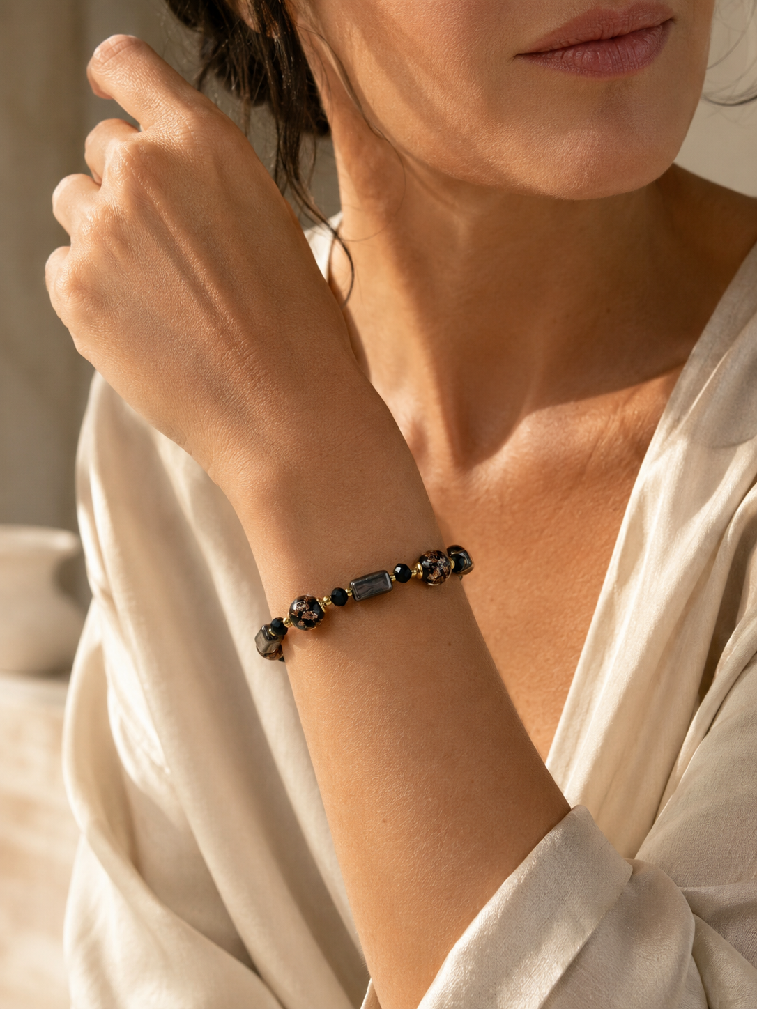 Bracciale Atene in vetro di Murano e avventurina, indossato