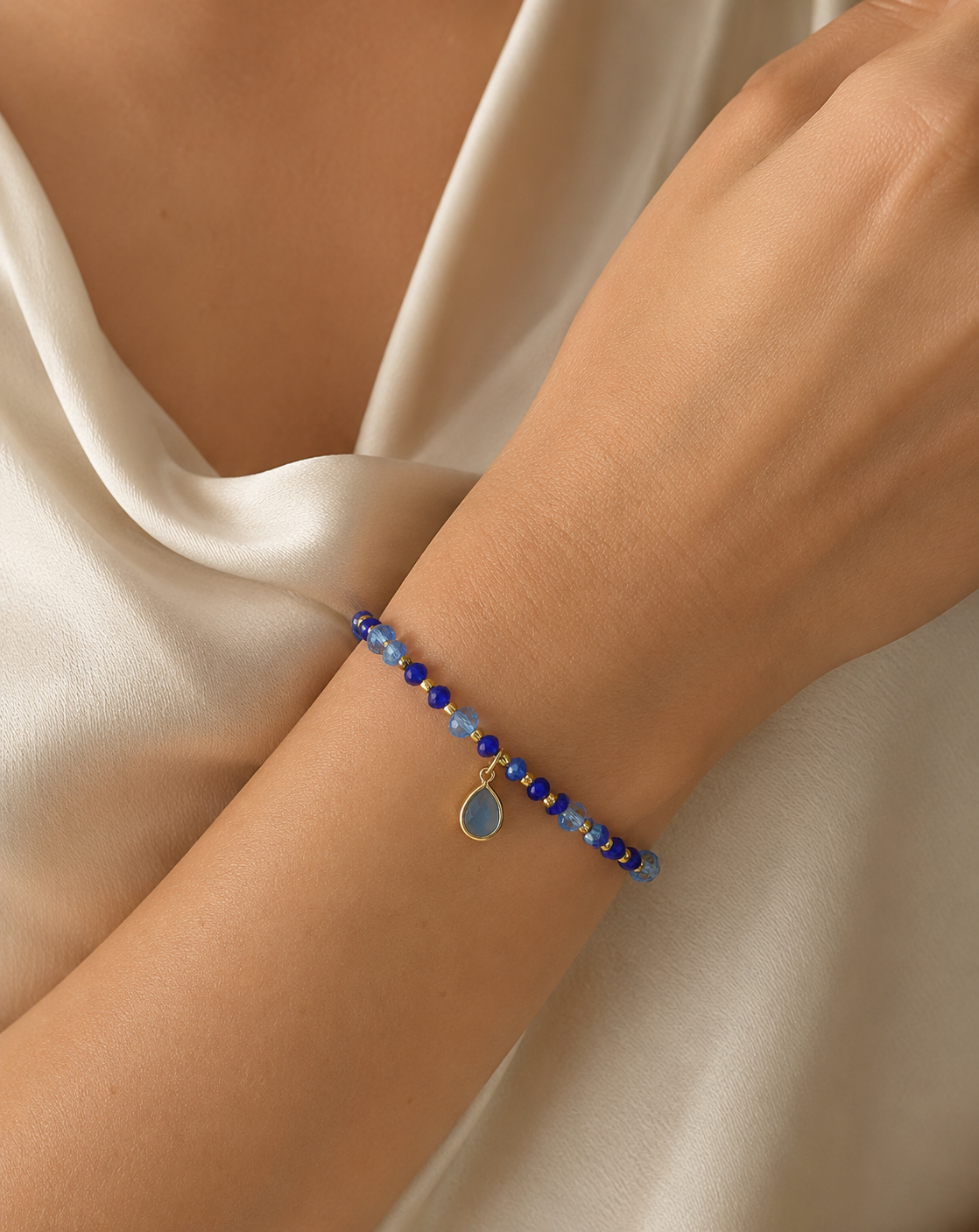 Bracciale Audrey con perline a goccia in vetro di Murano, indossato