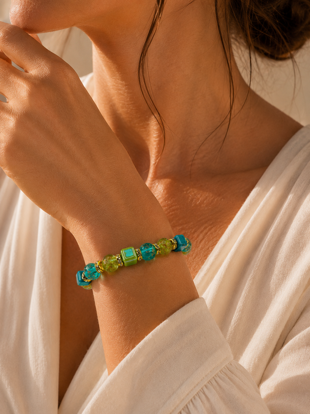 Bracciale Cubo con perle in vetro di Murano, ceramica e polvere d'oro, indossato
