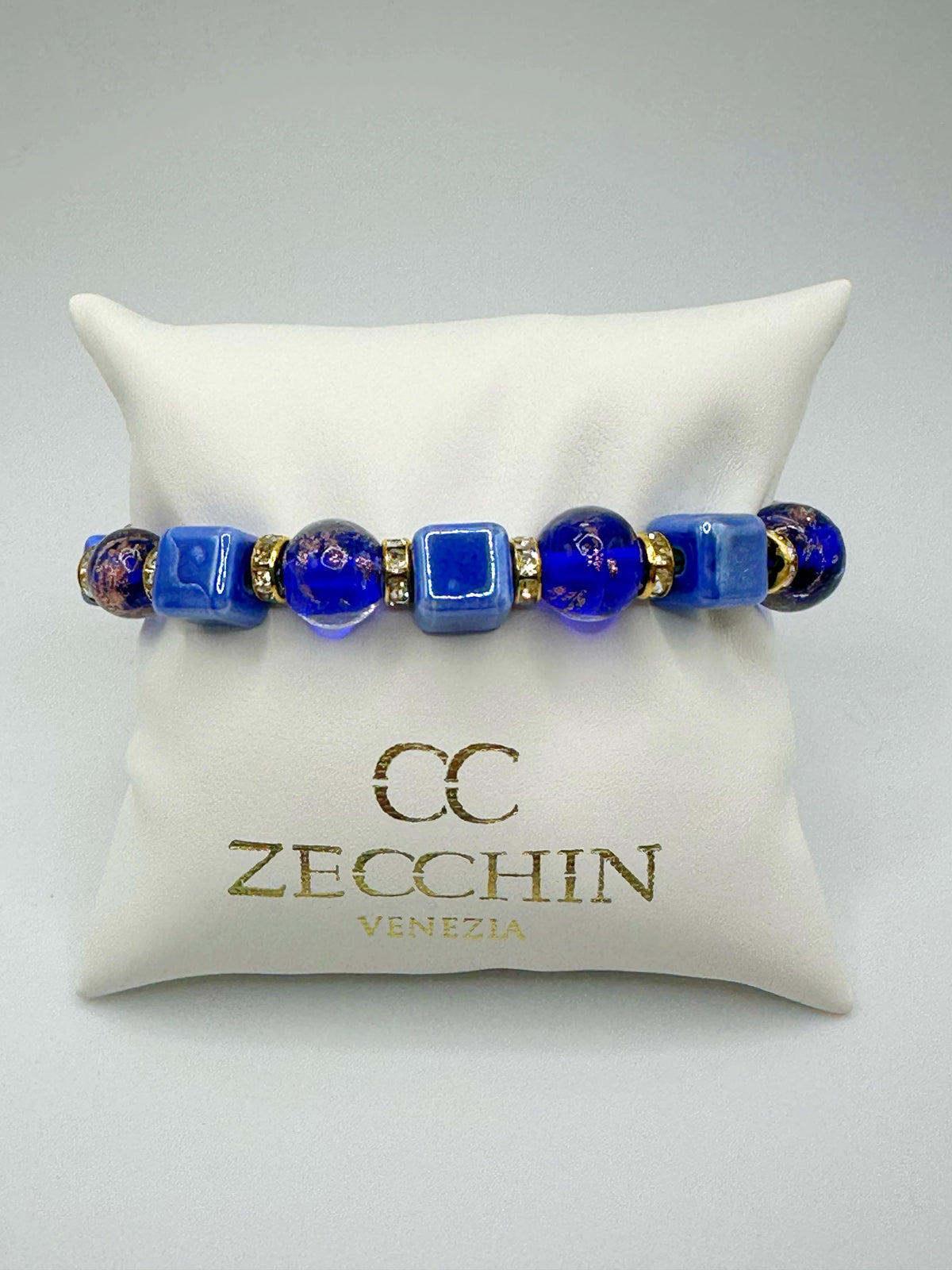 Bracciale Cubo con perle in vetro di Murano, ceramica e polvere d'oro, colore blu