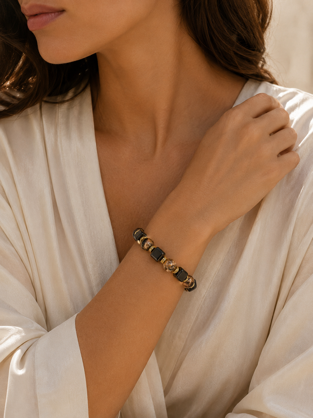 Bracciale Cubo con perle in vetro di Murano, ceramica e polvere d'oro, indossato