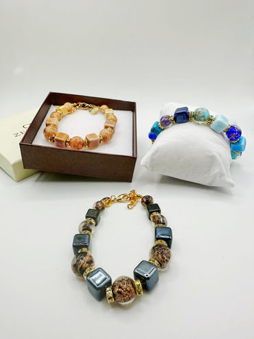 Bracciale Cubo con perle in vetro di Murano, ceramica e polvere d'oro