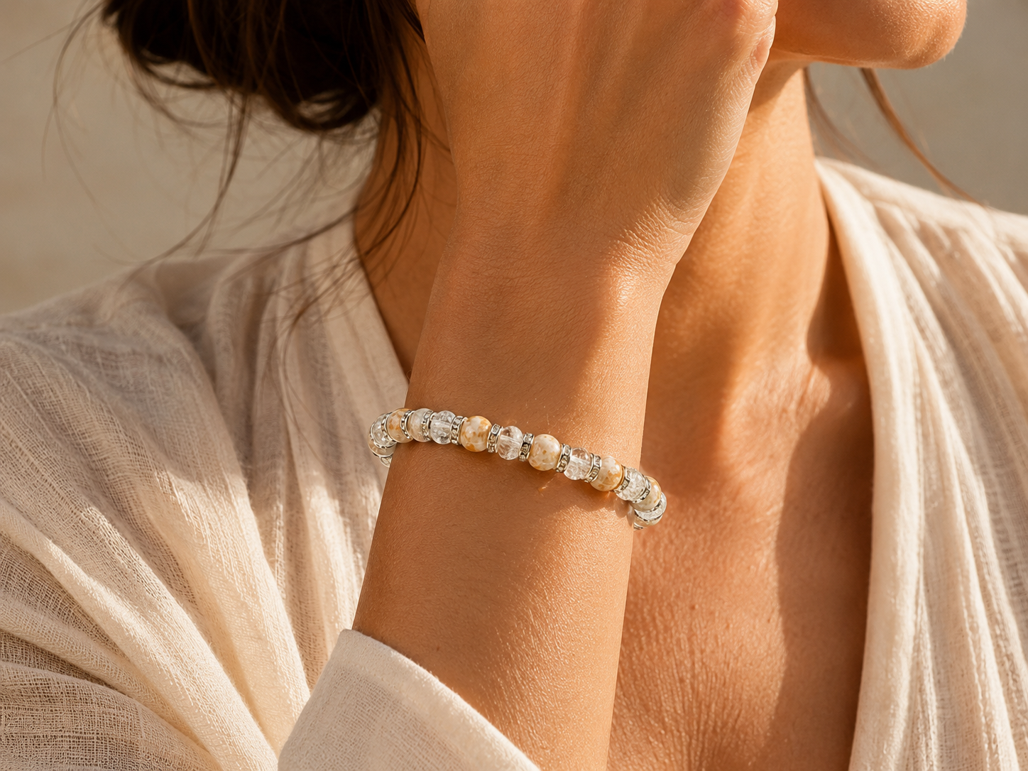 Bracciale Fenice con perle in vetro di Murano da 8 mm, indossato