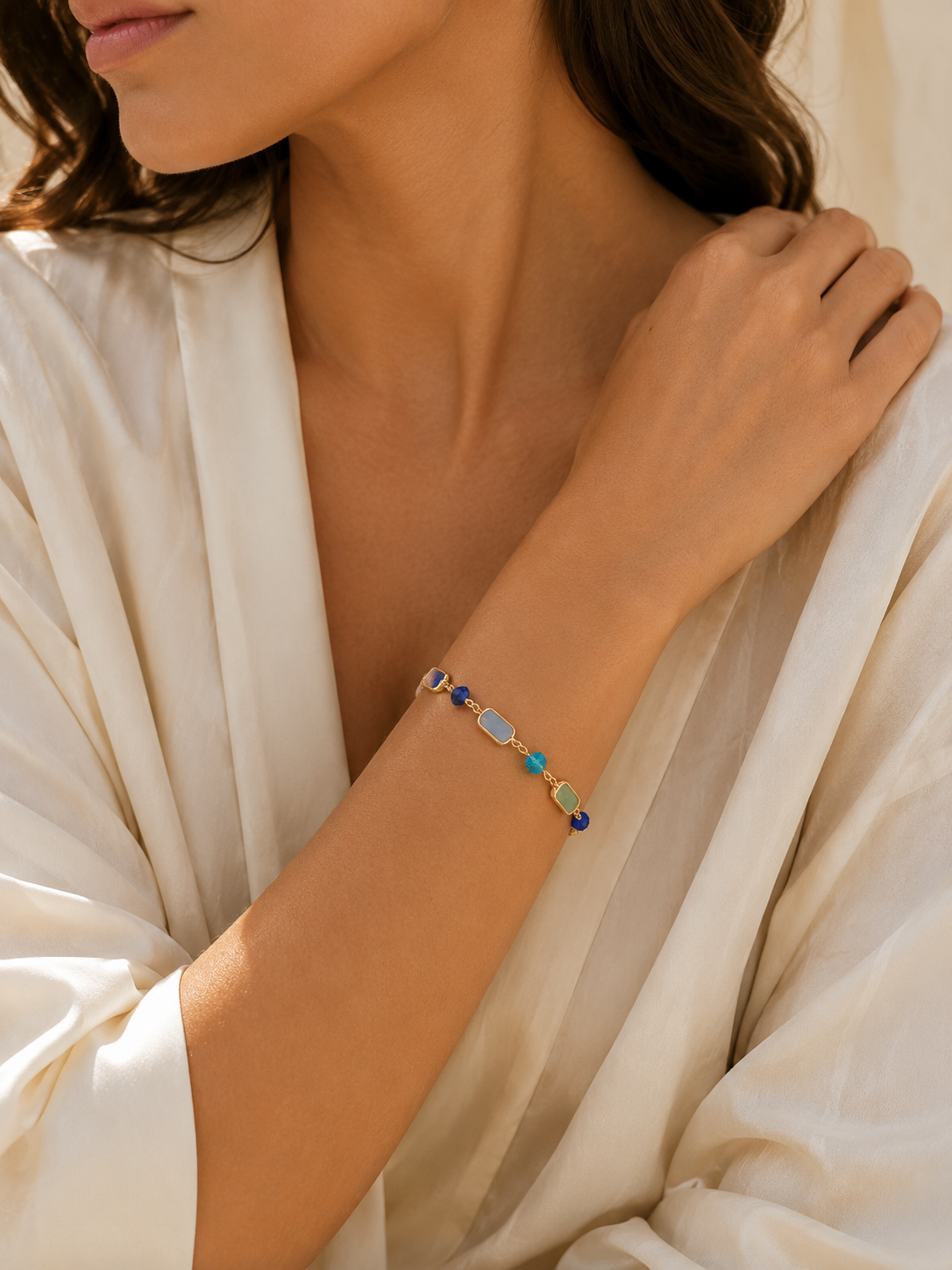 Bracciale Grace con inserti rettangolari in vetro di Murano, indossato