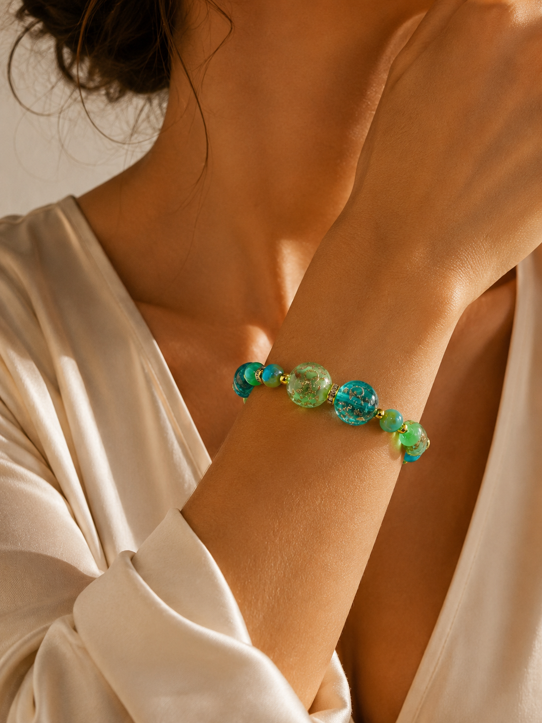 Bracciale Marilyn elasticizzato in vetro di Murano, indossato