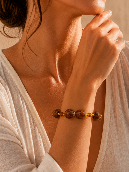 Bracciale Marilyn con perle piatte in vetro di Murano, indossato