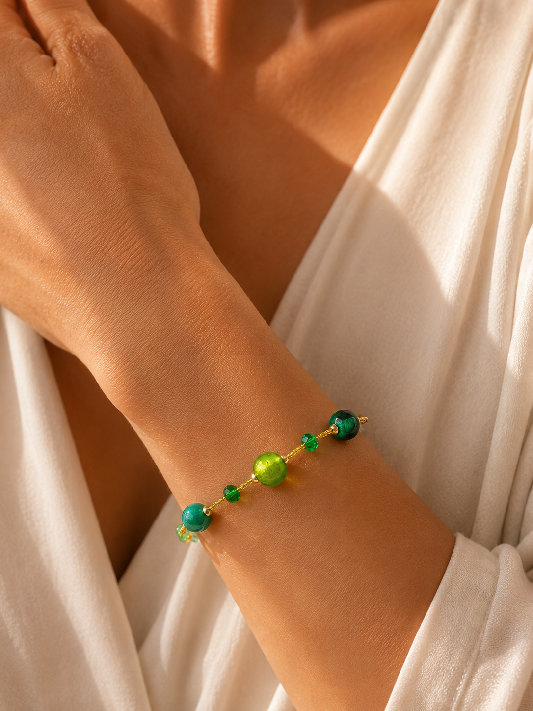 Bracciale Matilde slim con perline in vetro di Murano, indossato