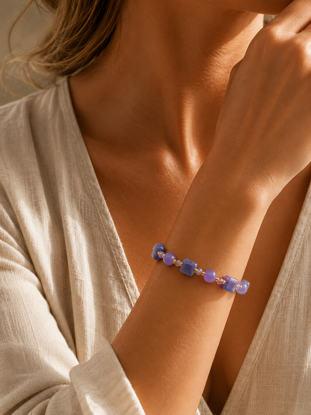 Bracciale Mikonos con perle cubiche in vetro di Murano, indossato