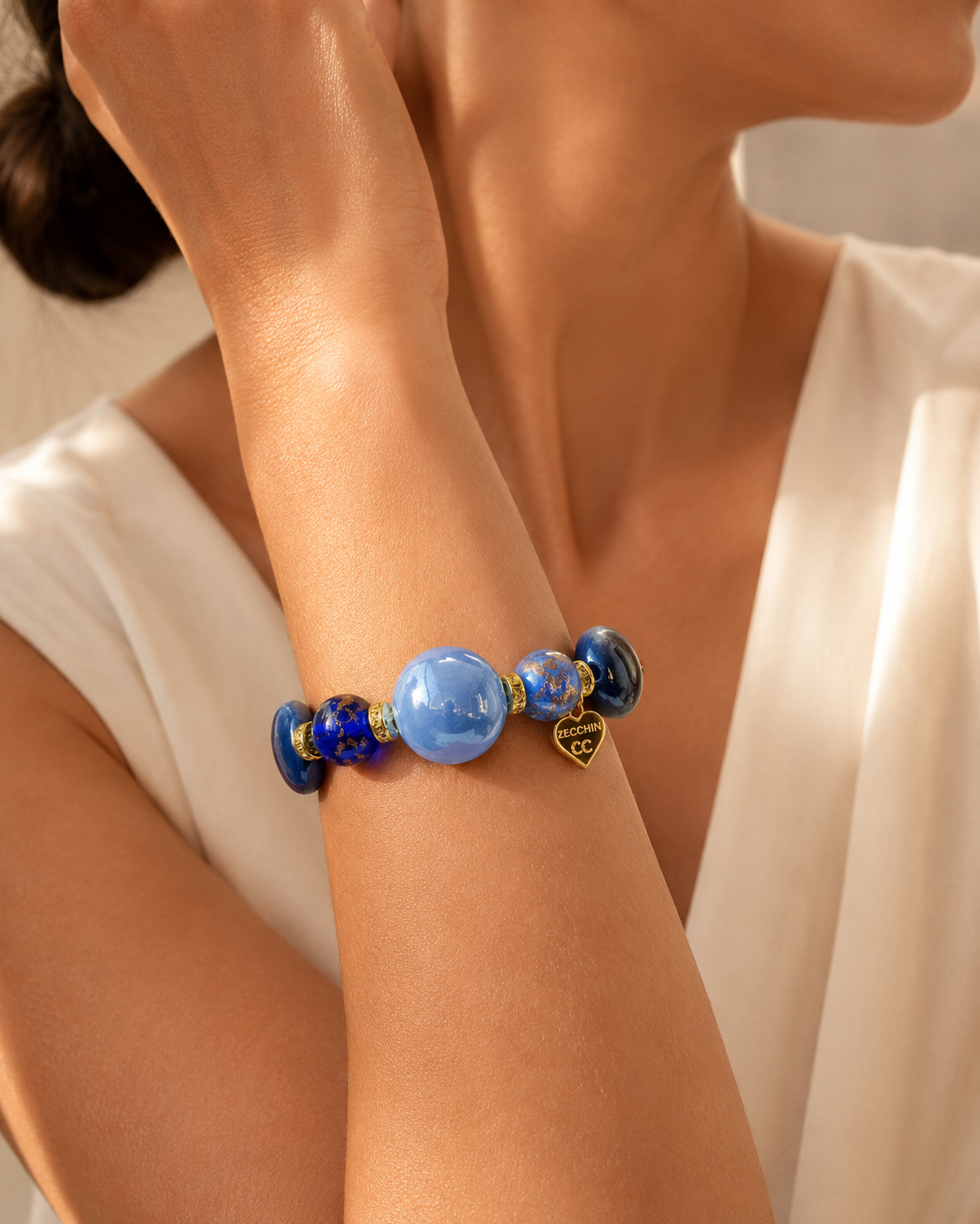 Bracciale Royal elastico in vetro di Murano e ceramica, indossato