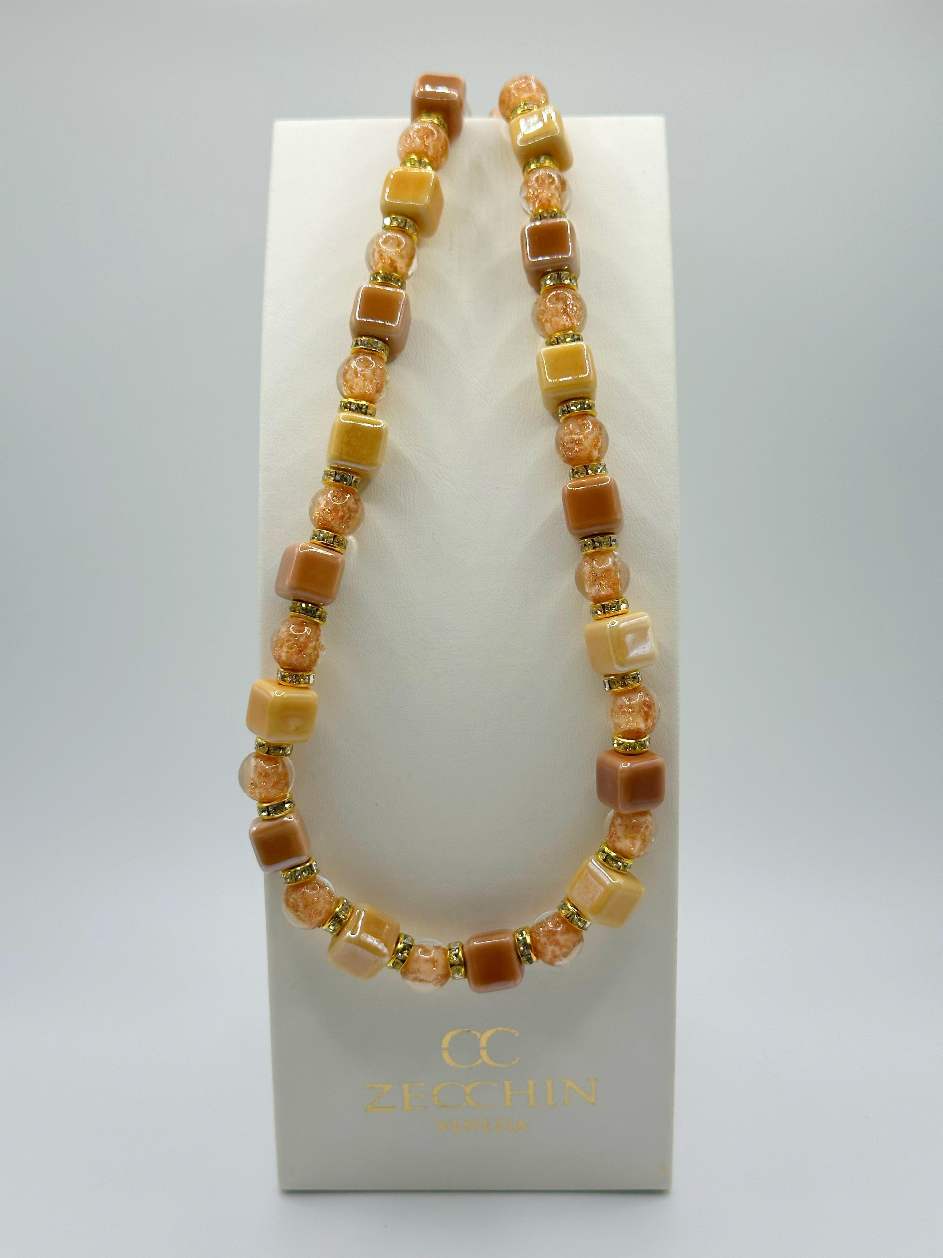Collana Cubo con perle in vetro di Murano, ceramica e polvere d'oro, colore caramello