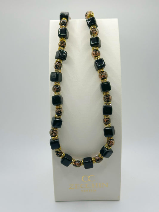 Collana Cubo con perle in vetro di Murano, ceramica e polvere d'oro, colore nero