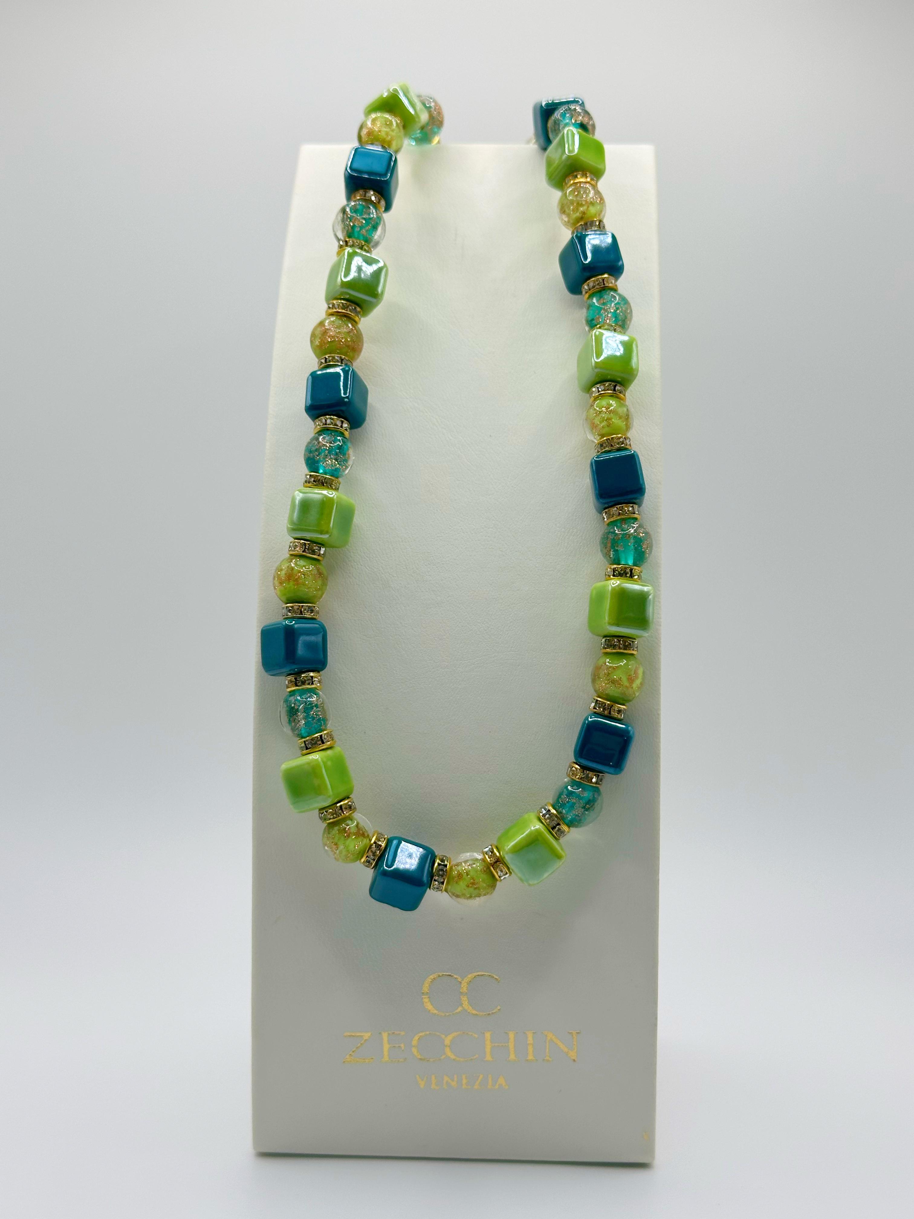 Collana Cubo con perle in vetro di Murano, ceramica e polvere d'oro, colore verde