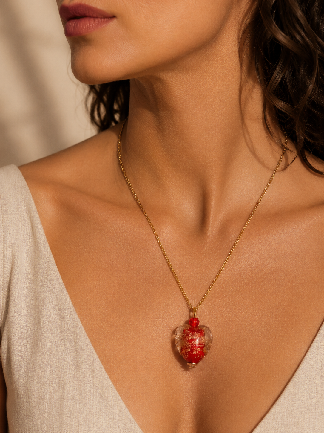 Collana con pendente a cuore in vetro di Murano e avventurina, 50 cm, indossata