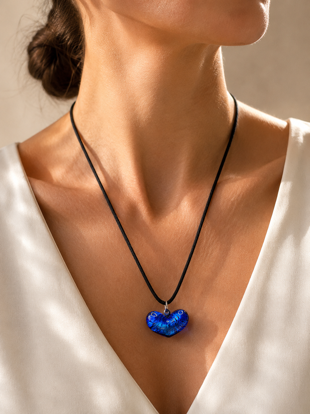 Collana Cuoricino con pendente in vetro di Murano fondo argento, indossata