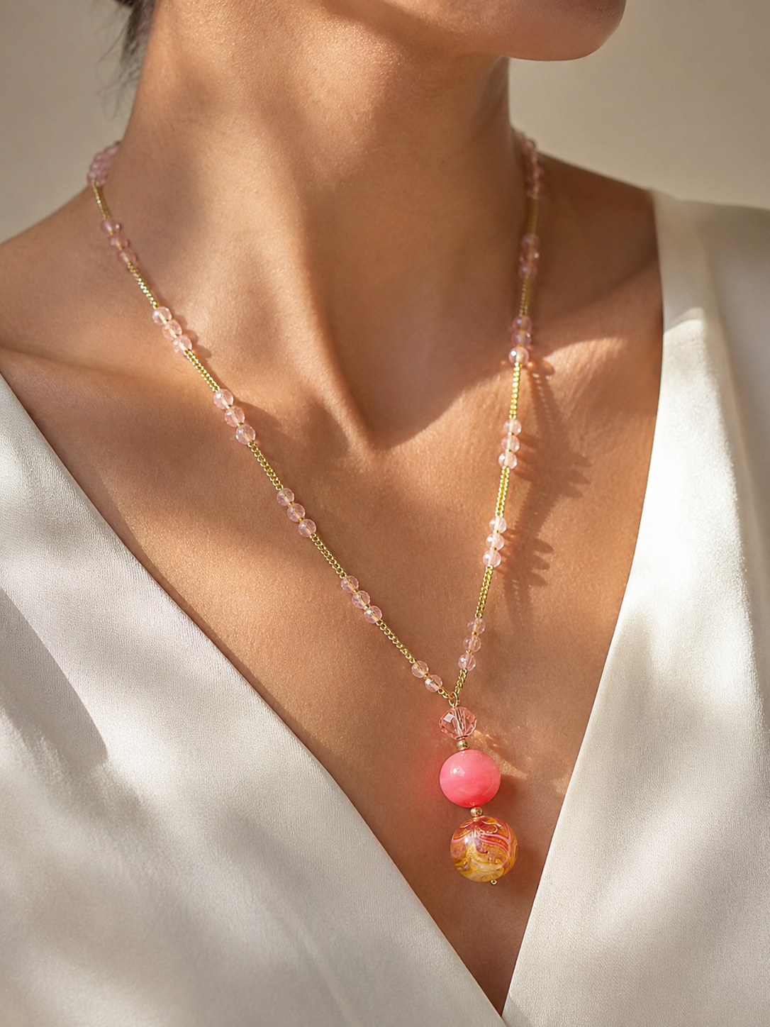 Collana Desiderio in vetro di Murano, oro 750 e avventurina, indossata