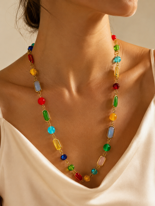 Collana Grace corta con inserti rettangolari in vetro di Murano, 48 cm, indossata