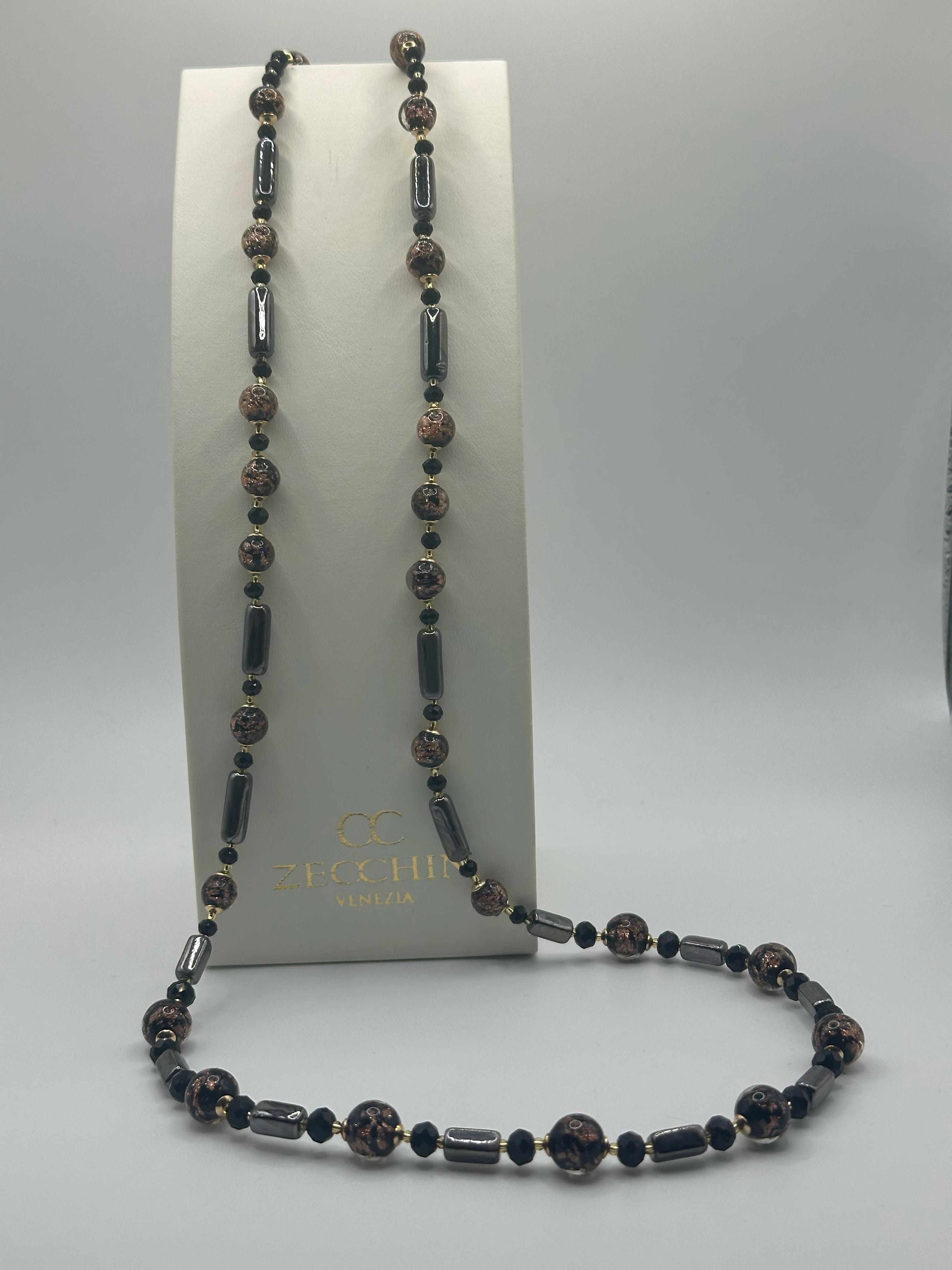 Collana lunga Atene in vetro di Murano e avventurina, colore nero