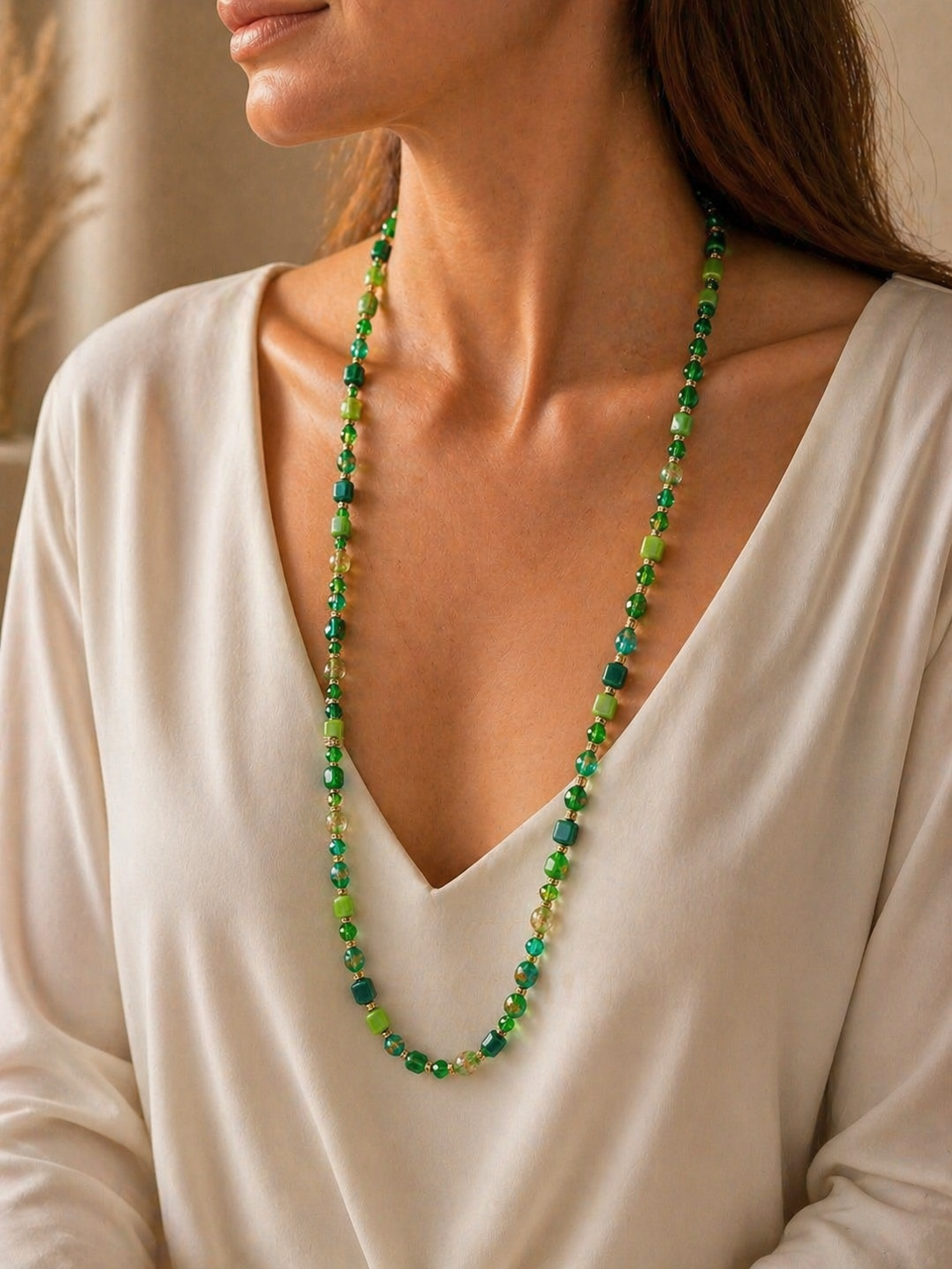Collana lunga Cubo con perle in vetro di Murano, ceramica e polvere d'oro, 80 cm, indossata