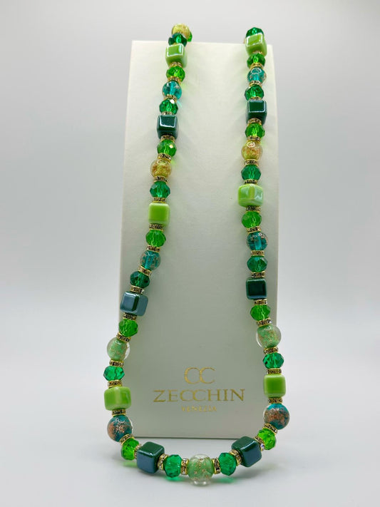 Collana lunga Cubo con perle in vetro di Murano, ceramica e polvere d'oro, colore verde