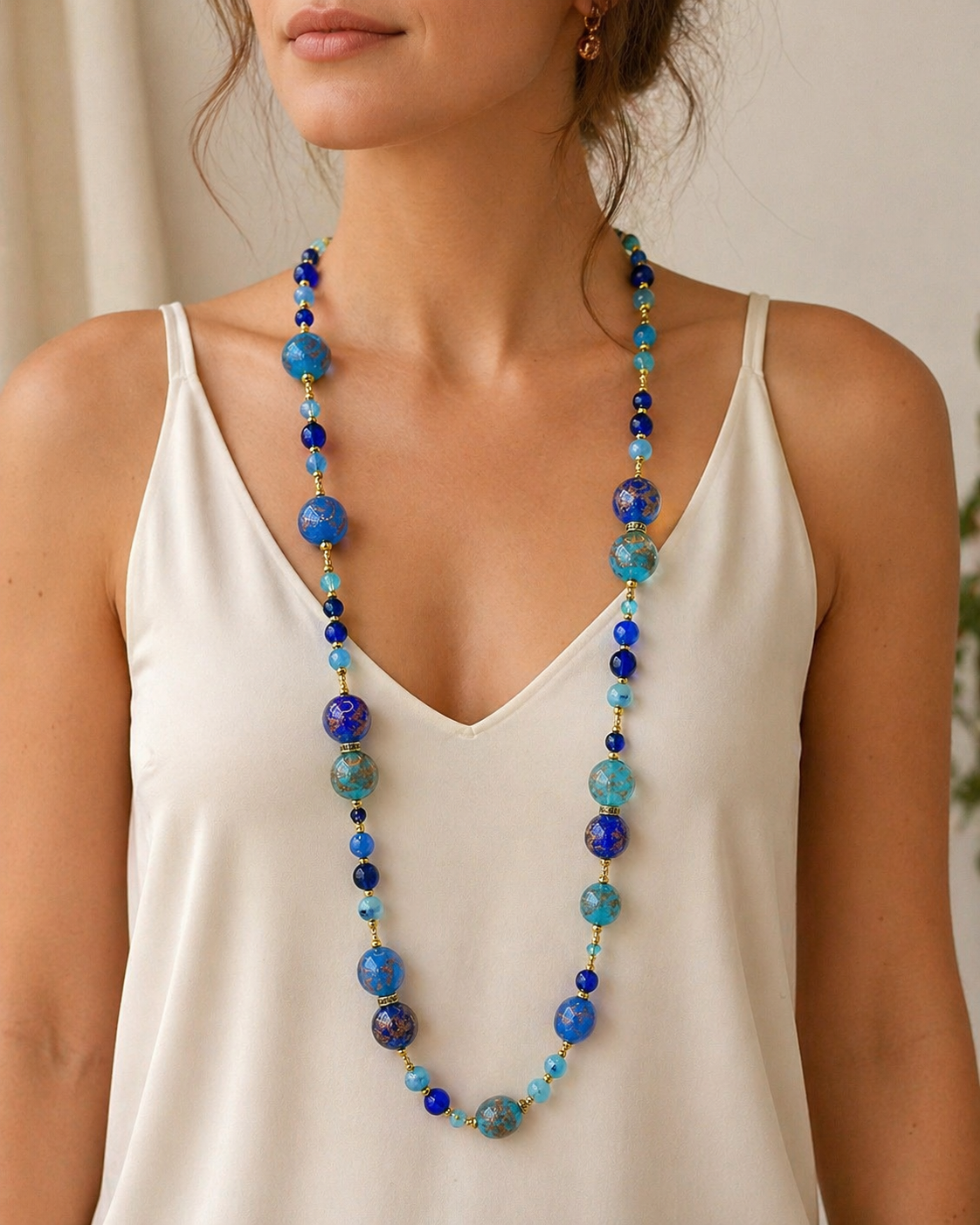 Collana lunga Marilyn con perle piatte in vetro di Murano, 75 cm, indossata