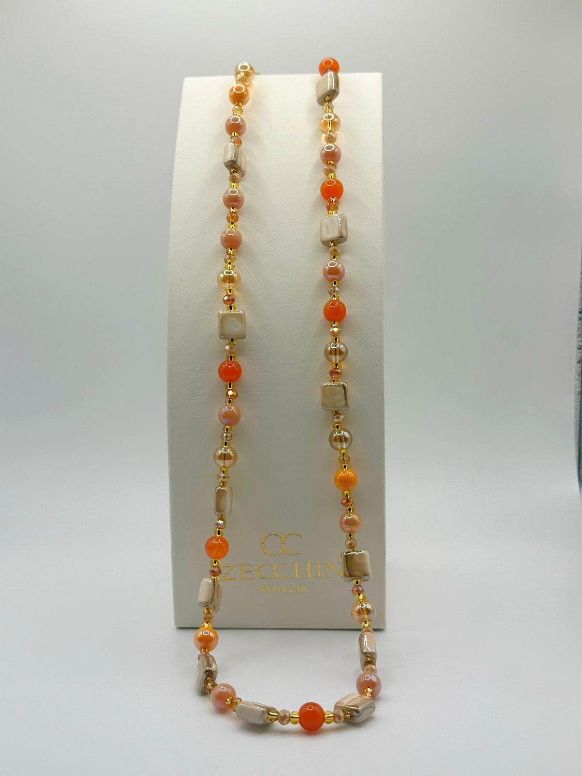 Collana lunga Mikonos con perle cubiche in vetro di Murano, colore caramello