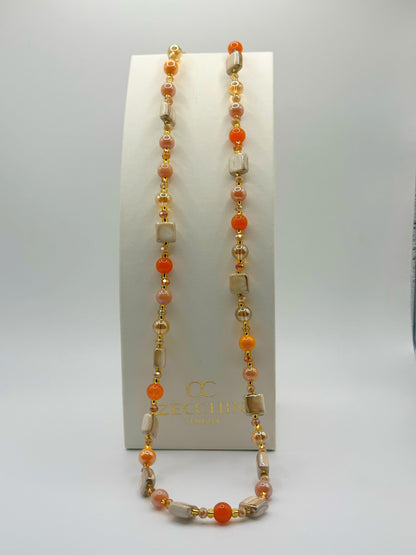 Collana lunga Mikonos con perle cubiche in vetro di Murano, colore caramello