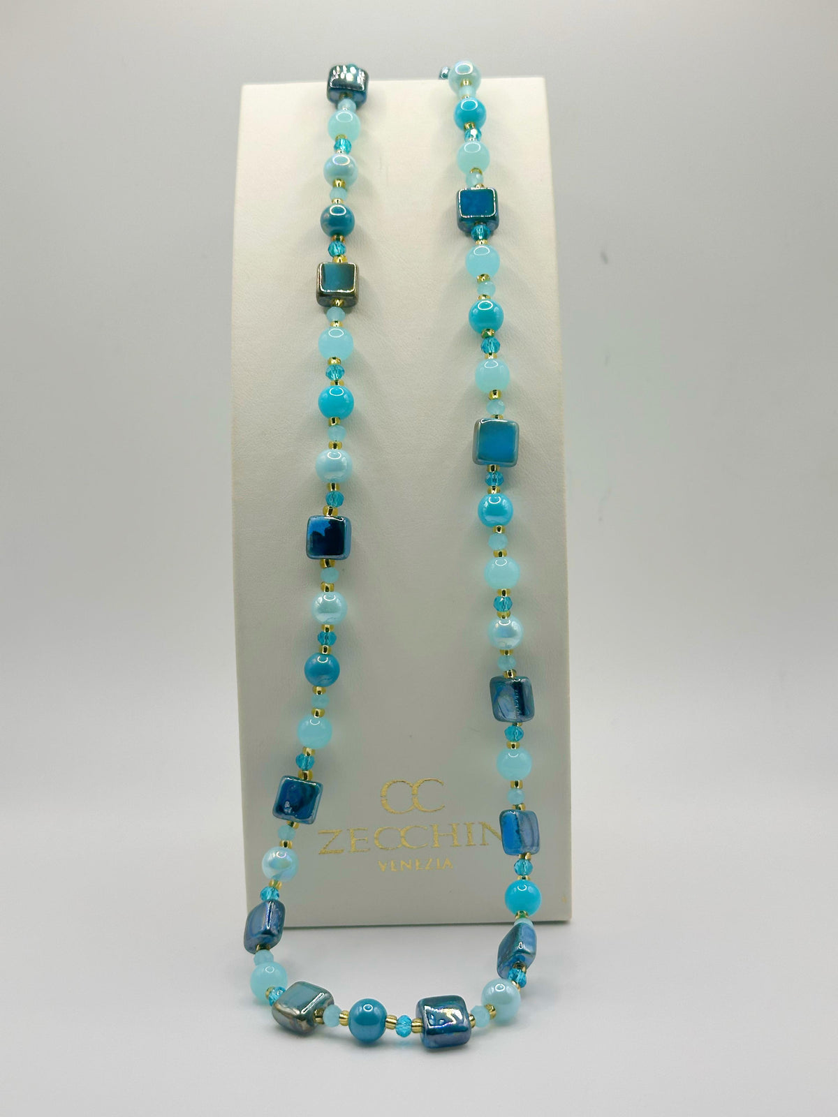 Collana lunga Mikonos con perle cubiche in vetro di Murano, colore celeste
