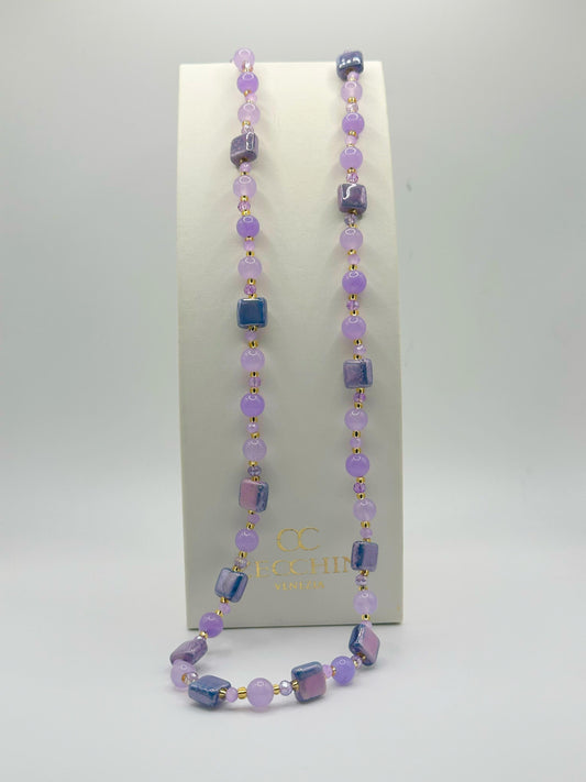 Collana lunga Mikonos con perle cubiche in vetro di Murano, colore lilla
