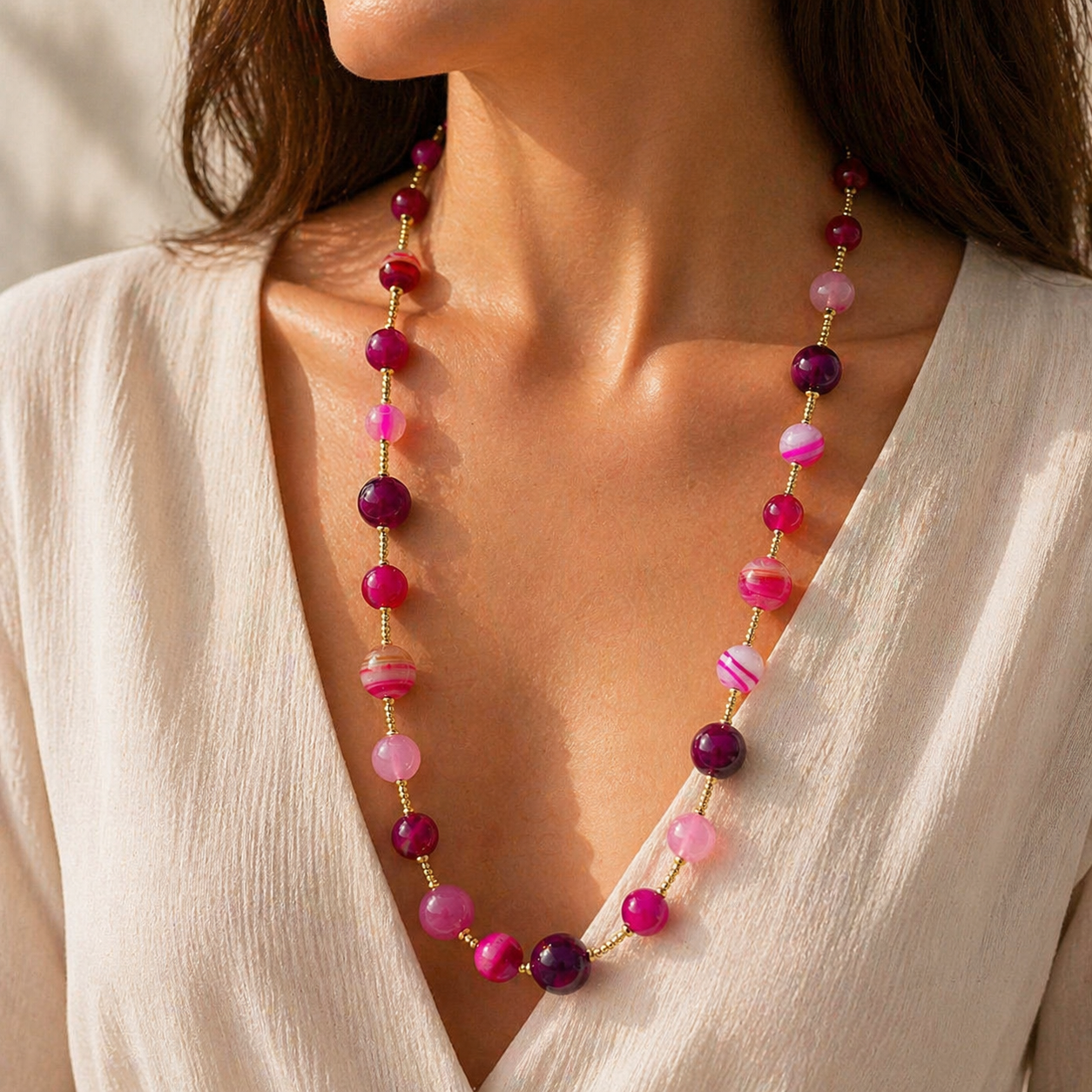 Collana lunga Scrigno fucsia con perle in vetro di Murano, indossata