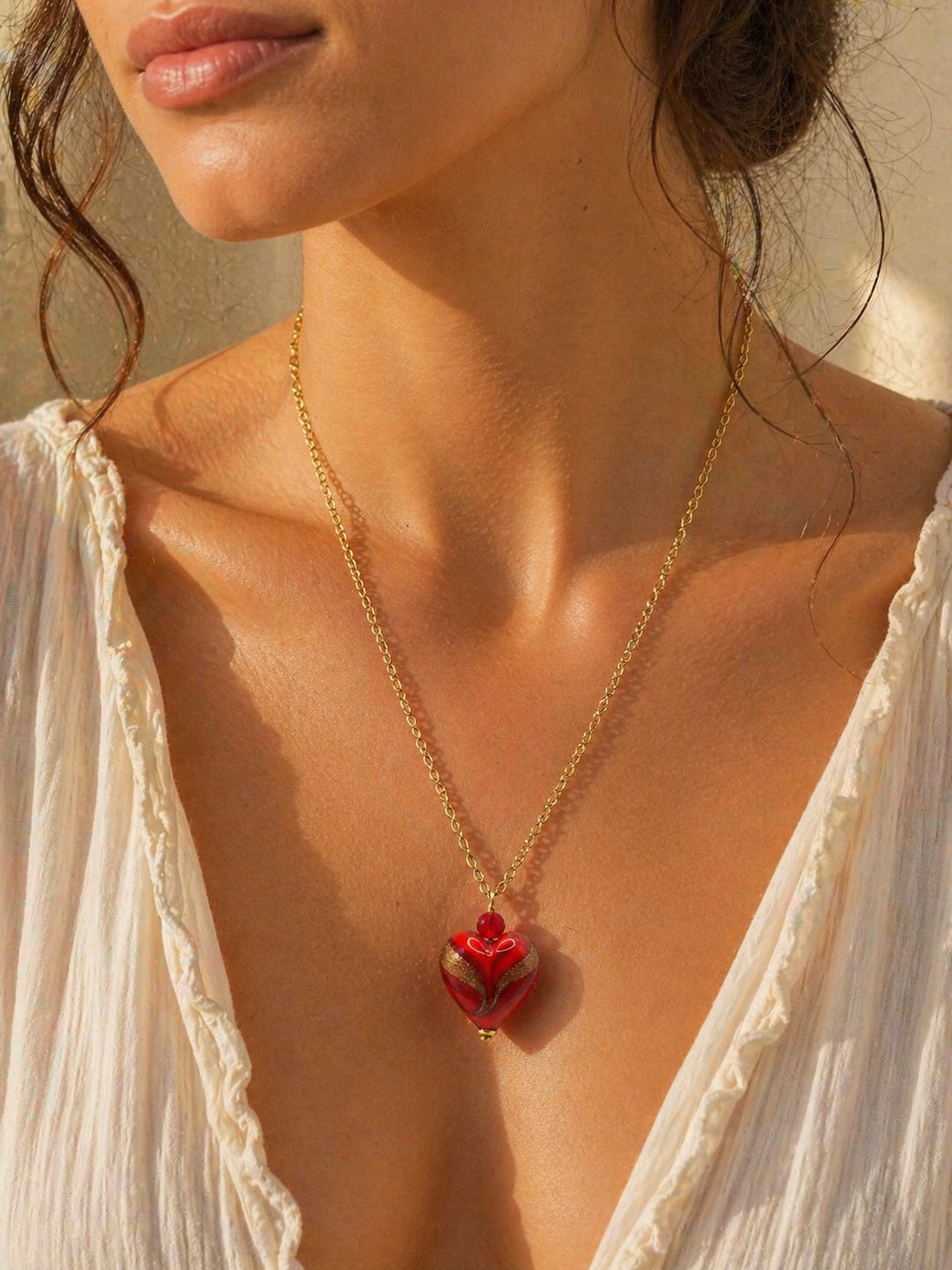 Collana Margot con pendente a cuore in vetro di Murano e avventurina, 50 cm, indossata