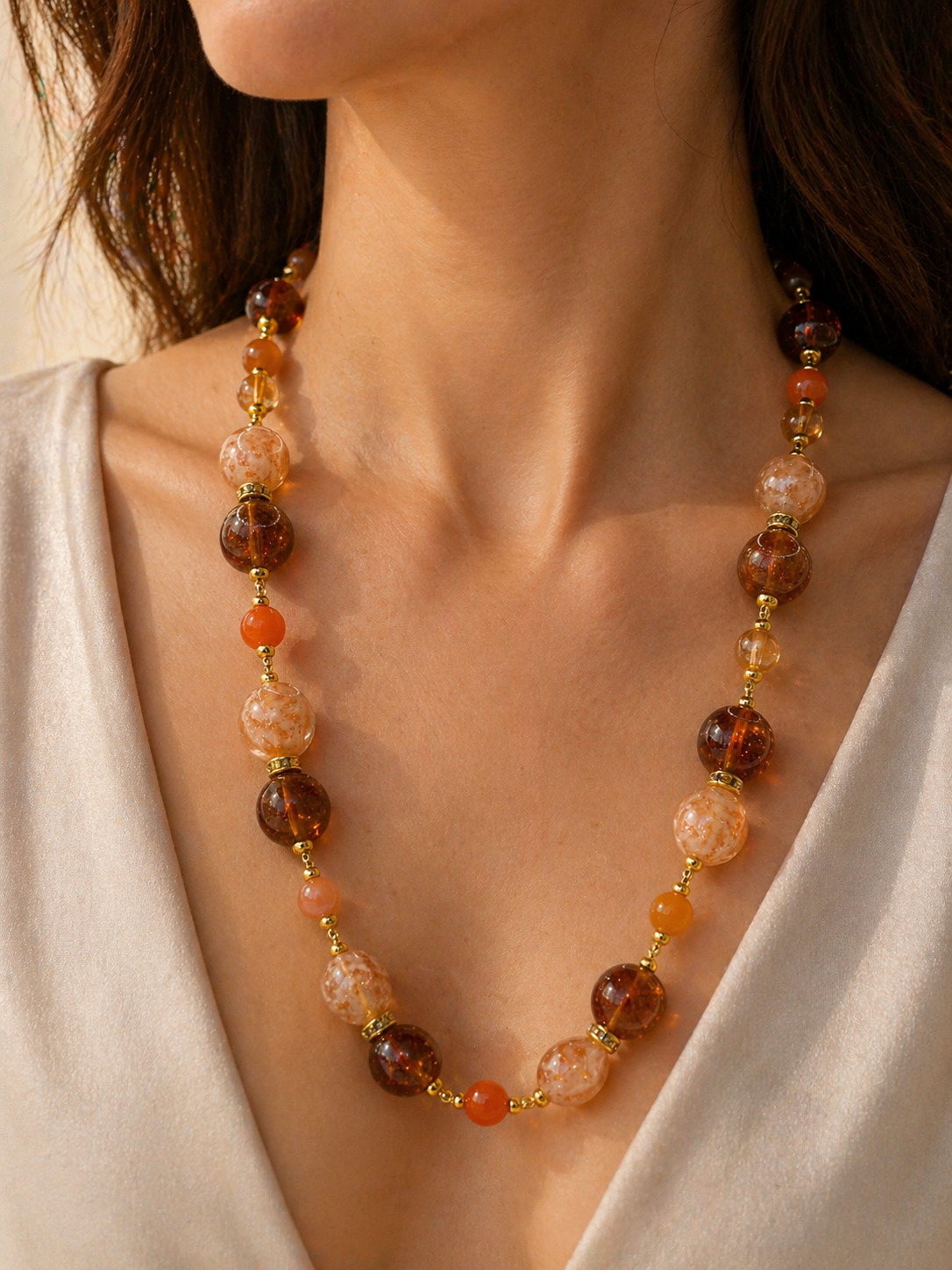 Collana Marilyn con perle piatte in vetro di Murano, 56 cm, indossata