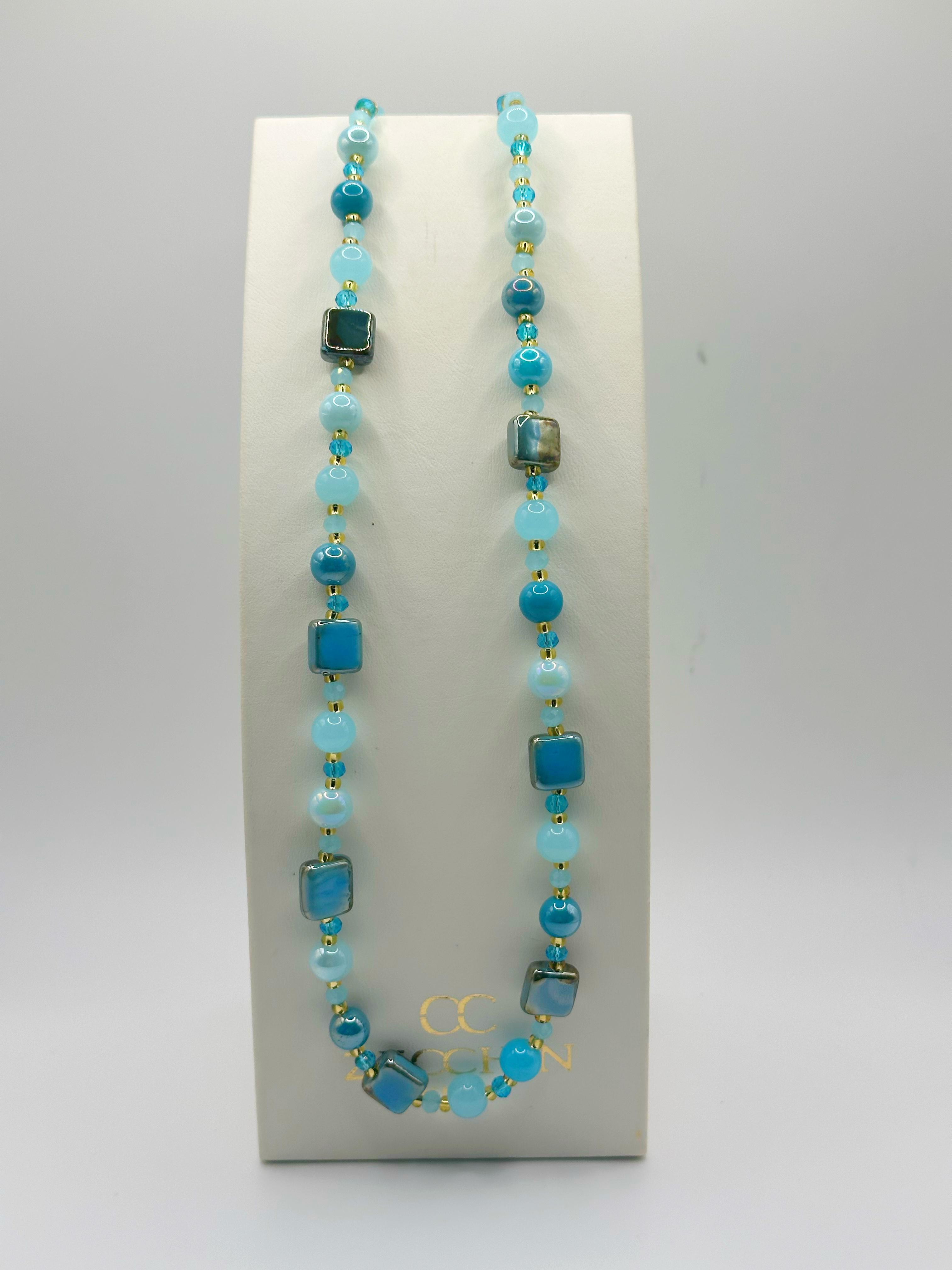 Collana Mikonos con perle cubiche in vetro di Murano, colore celeste