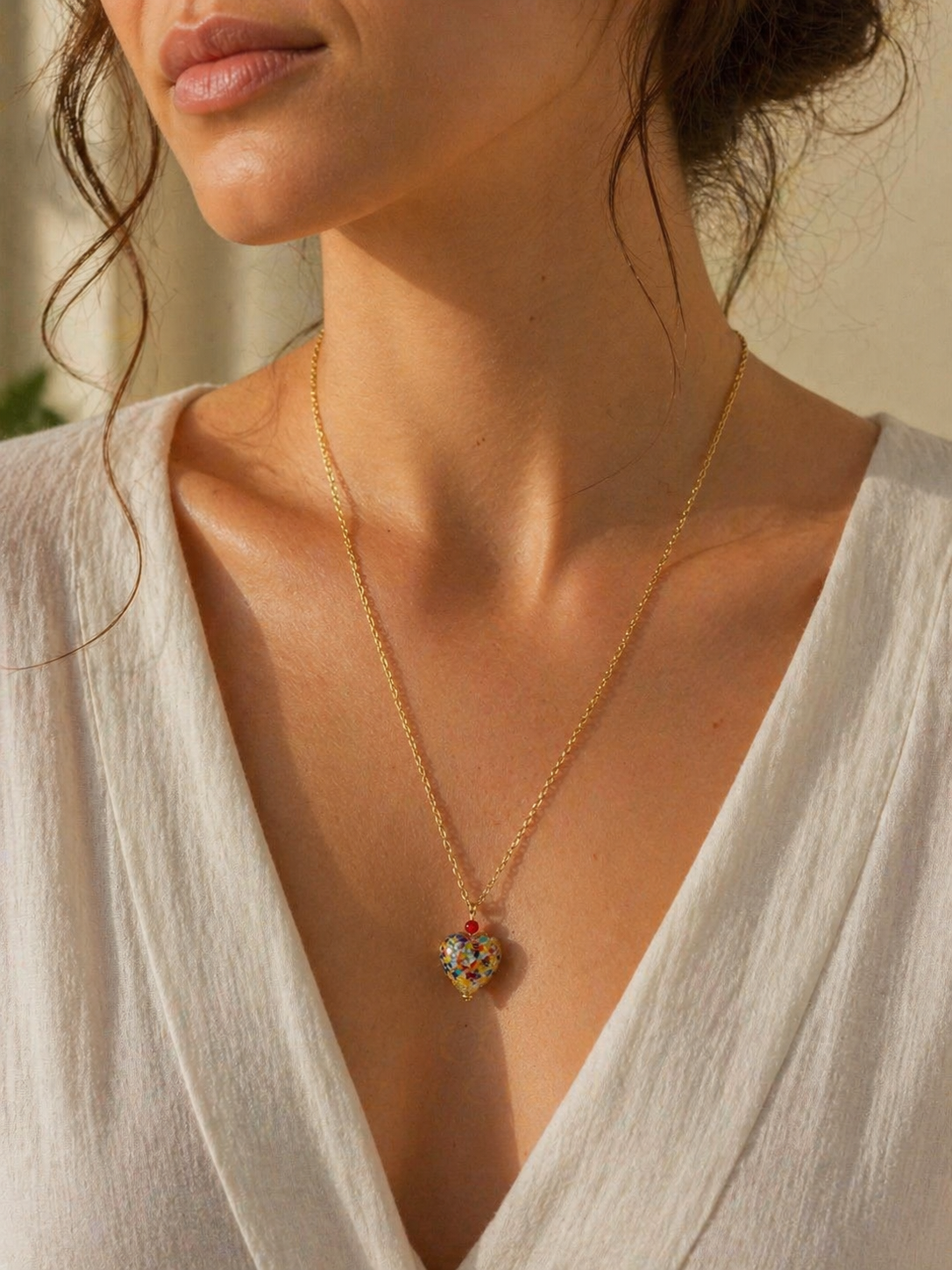 Collana con pendente a cuore Oro Pesto in vetro di Murano, indossata
