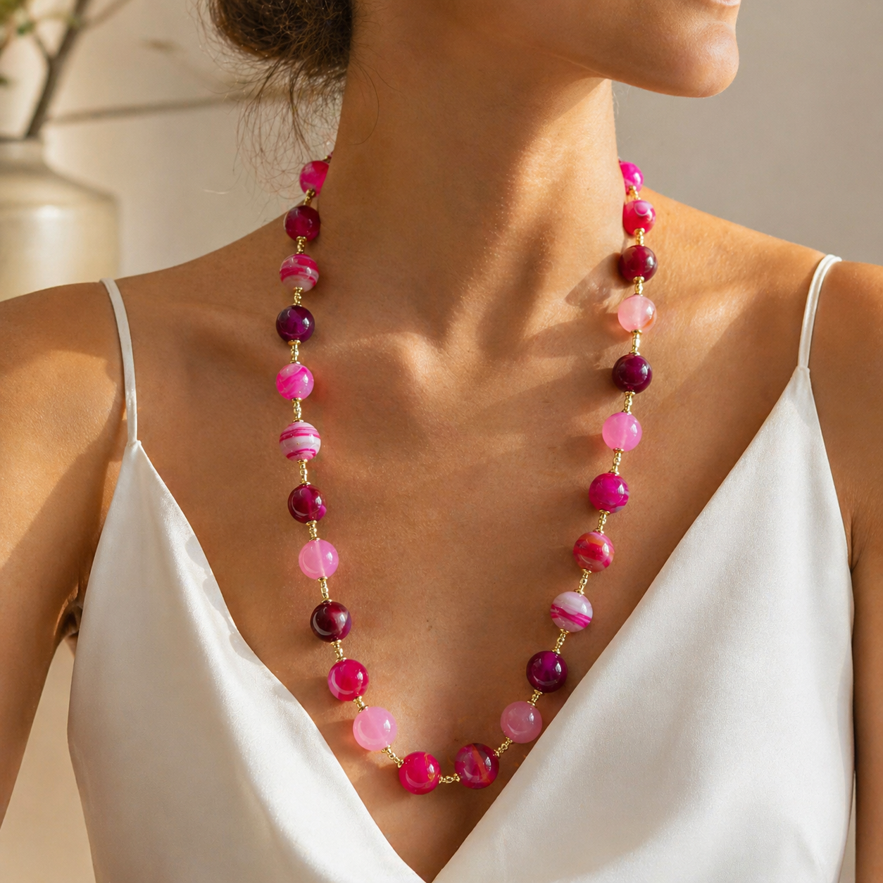 Collana Scrigno fucsia con perle in vetro di Murano, indossata