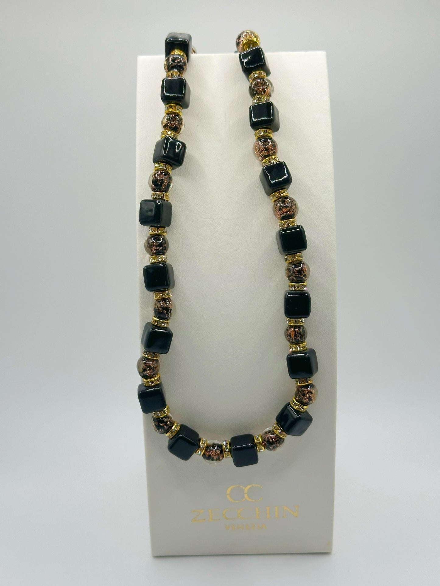 CUBO COLLANA perle in vetro di murano, ceramica e polvere d'oro Cm 48