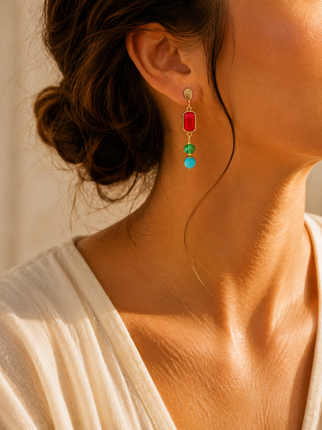 Orecchini Grace con inserti rettangolari in vetro di Murano, indossati