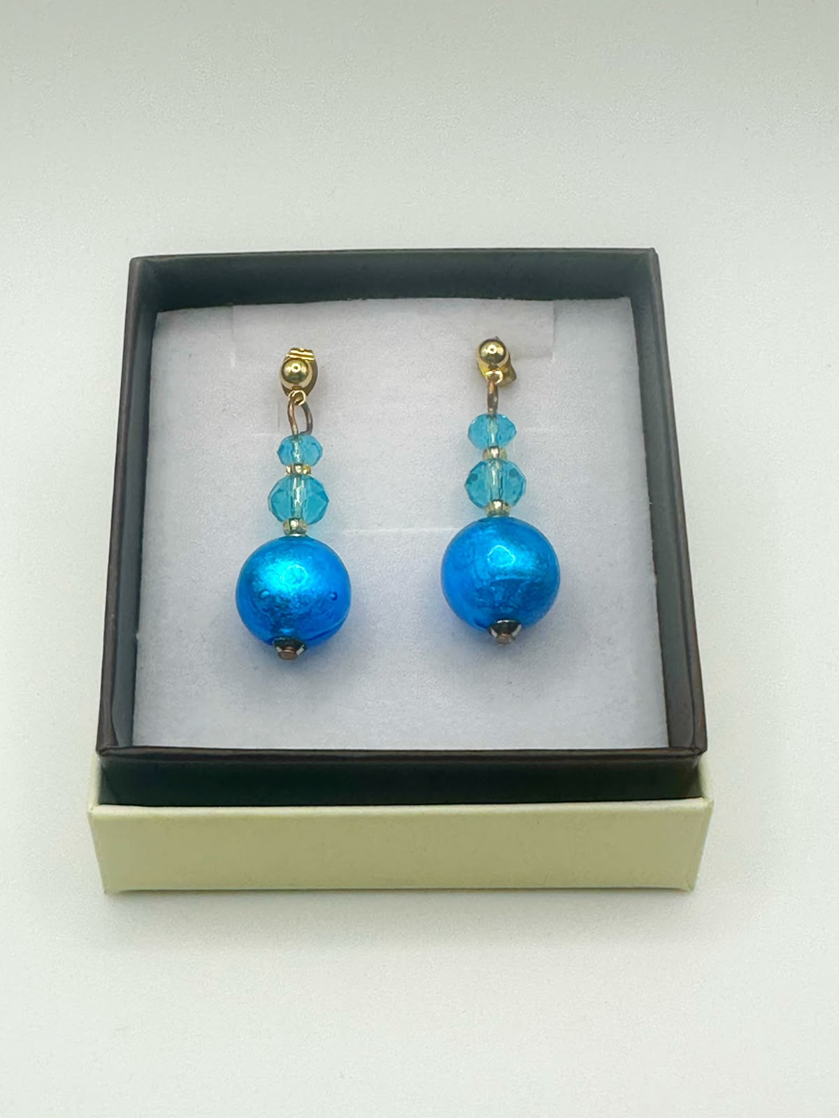 Orecchini Matilde con perle in vetro di Murano, colore azzurro
