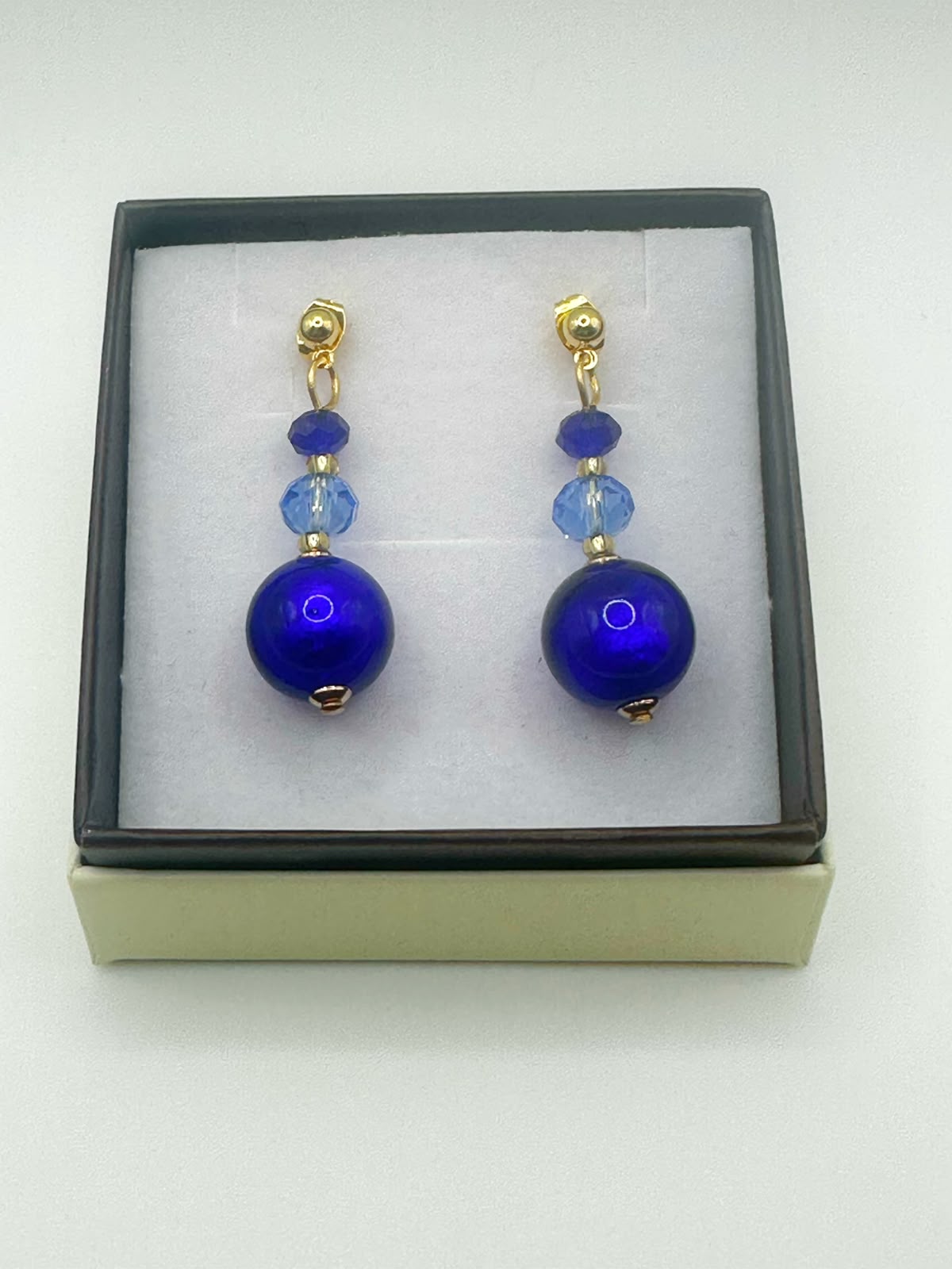 Orecchini Matilde con perle in vetro di Murano, colore blu