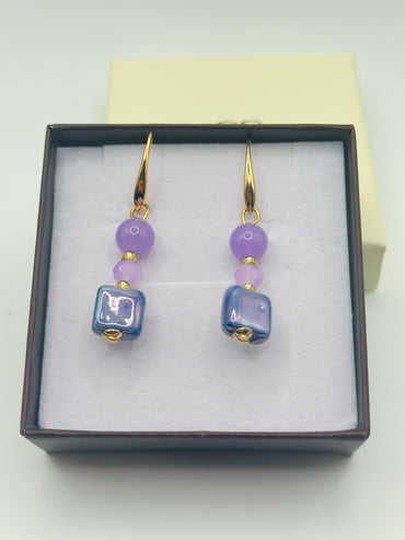 Orecchini Mikonos con perle cubiche in vetro di Murano, colore lilla
